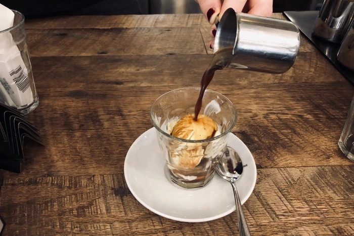 Das Vanilleeis wird mit frischem Espresso aufgegossen...