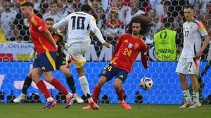 Bilder des Jahres 2024, Sport 07 Juli Bilder des Jahres 2024, Sport 07 Juli Sport Themen der Woche KW27 Sport Bilder des Tages Strittige Szene: Kein Elfmeter Spaniens Marc Cucurella M. bekommt den Schuss von Jamal Musiala an die leicht vom Koerper abgespreizte Hand, verhindert damit eine Grosschance fuer die DFB-Elf-kien Elfmeter,Strafstoss.Aktion,Schuss. re:Florian Wirtz GER, Viertelfinale Spanien ESP - Deutschland GER 2-1 n.V am 05.07.2024,Stuttgart Arena, Fussball UEFA EURO, EM, Europameisterschaft,Fussball 2024 GERMANY vom 14.06.2024 - 14.07.2024. *** Controversial scene No penalty Spains Marc Cucurella M gets the shot from Jamal Musiala to the hand slightly splayed from the body, thus preventing a great chance for the DFB penalty kien penalty,penalty kick action,shot re Florian Wirtz GER , quarterfinal Spain ESP Germany GER 2 1 n V on 05 07 2024,Stuttgart Arena, Football UEFA EURO 2024 GERMANY from 14 06 2024 14 07 2024