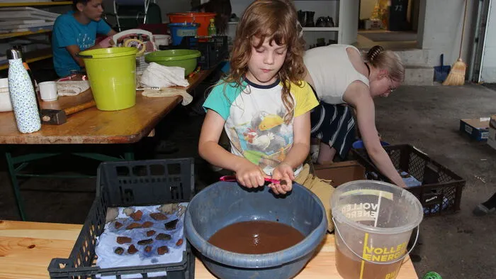 Keramikfundstücke werden gewaschen