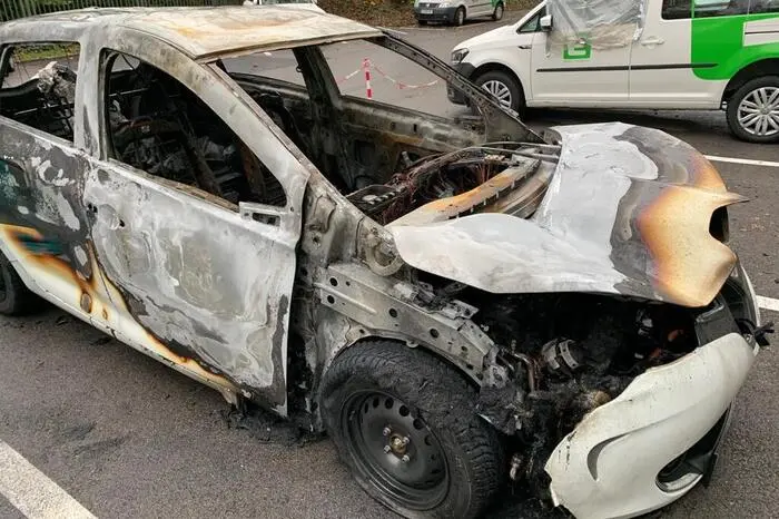 Bei weiteren abgestellten Fahrzeugen (siehe Bildhintergrund) wurden die Seitenscheiben offenbar mutwillig eingeschlagen. Polizei und Feuerwehr gehen nicht davon aus, dass die Seitenscheiben wegen des Brandes nebenan zerbarsten.
