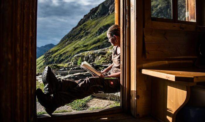 Fast idyllisch schaut es aus, das Leben auf der Alm. Ist es auch, aber nicht immer. Oft hat man auch  Angst und Sorgen, nasse Kleidung und durchgefrorene Füße.