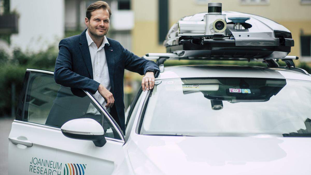 Matthias Rüther, Chef des Instituts &quot;Digital&quot;, mit einem Fahrzeug zur Vermessung der Straßen
