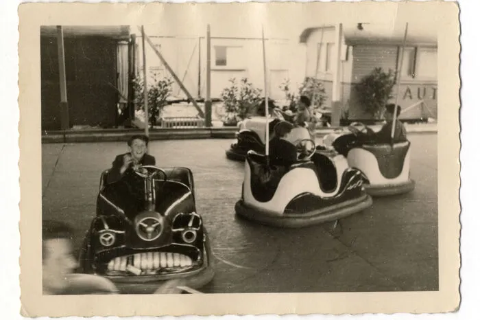 Jochen Rindt beim Autodrom-Fahren im Messe-Park Graz, 1955