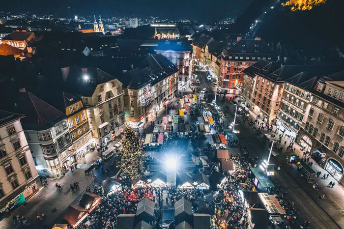 Graz: Fotografiert vom Rathausturm, mit Blick auf den Grazer Adventmarkt.