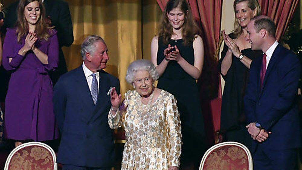Queen Elizabeth im Kreise ihrer Lieben in der Londoner Royal Albert Hall