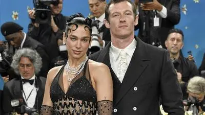 Sängerin Dua Lipa und Schauspieler Callum Turner sind verlobt