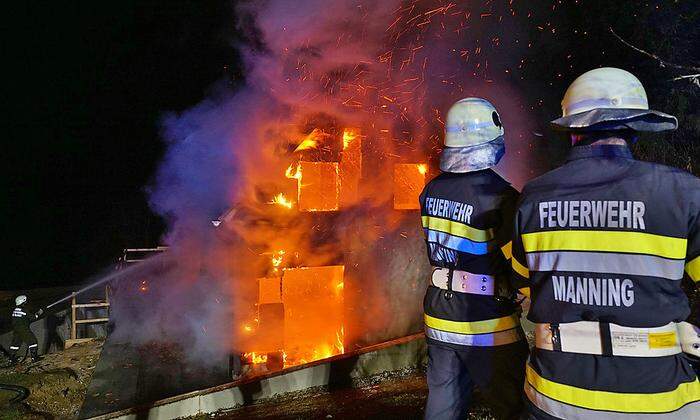 45 Feuerwehrleute von drei Wehren kämpften gegen die Flammen