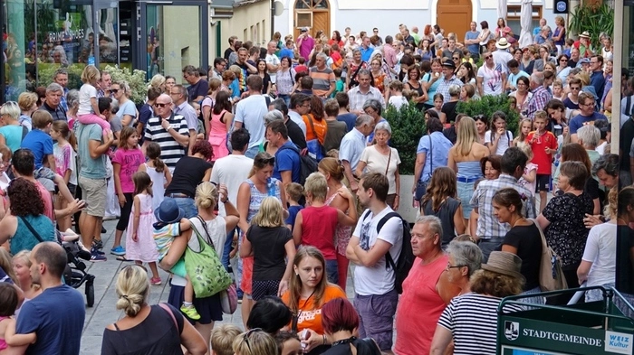 Zum besonderen Höhepunkt im Weizer Kulturjahr wurde das schon traditionelle Auswärtsgastspiel von "La Strada" in der Weizer Altstadt, in der die Menschenmassen dicht gedrängt Spektakuläres geboten bekamen.