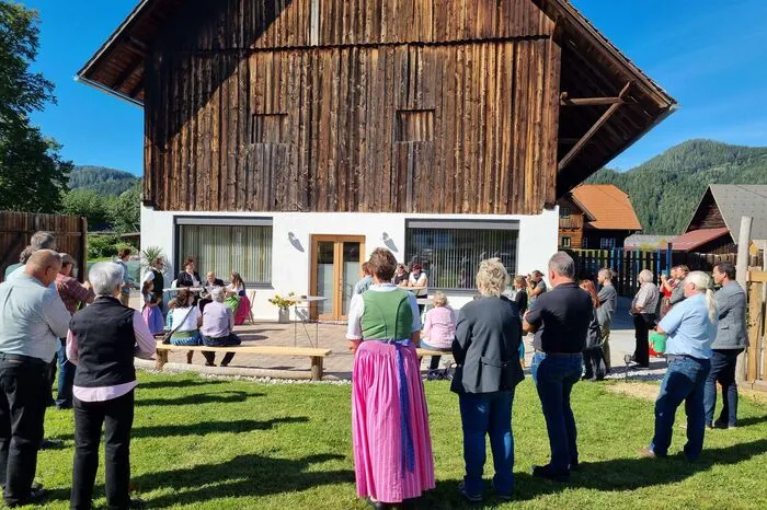 Zahlreiche Gäste erschienen zur feierlichen Eröffnung des Seminarhofs