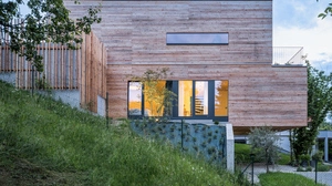 Das Holzhaus schmiegt sich an den Hang 