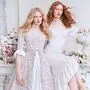 Zart fließende Materialien und Millefleurs-Prints: Die neue Kollektion von Lena Hoschek entführt in Marie Antoinettes Frühlingsgarten 