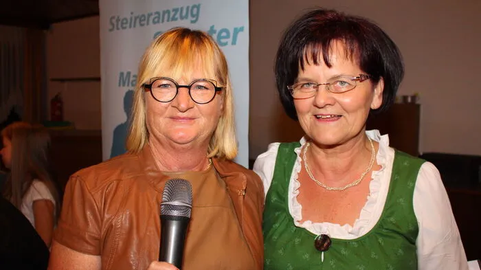 Christa Langmann (rechts), Obfrau der Frauenbewegung Ligist-Krottendorf-Gaisfeld organisierte mit ihrem Team die traditionelle Modenschau im Gasthaus Dreimäderlhaus.