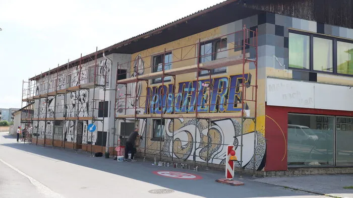 Bis vor kurzem war das "Haus Pastora" als Unterkunft für  Flüchtlinge genutzt worden. Nun stand es im Mittelpunkt des "1. Köflacher Street Art-Festivals".