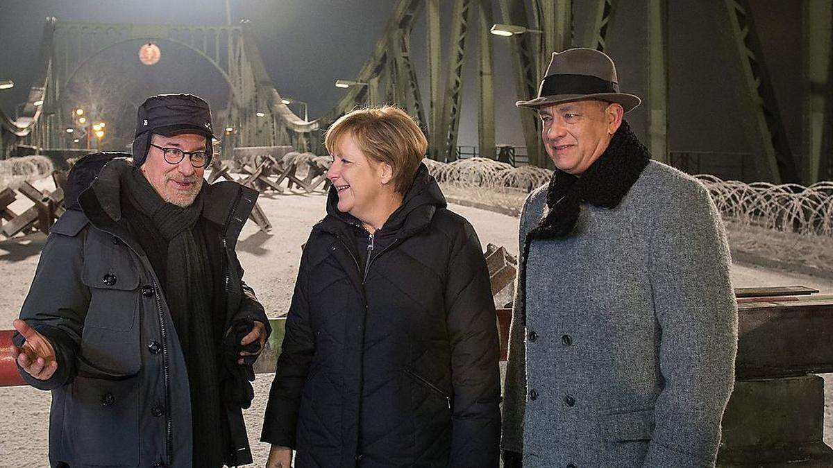 Kanzlerin Merkel besuchte Spielberg (links) und Hanks bei den Dreiharbeiten