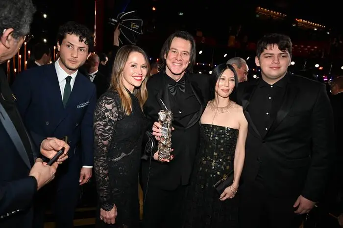 Jim Carrey mit Tochter Jane, Enkelsohn Jackson und Lebensgefährtin Min Ah