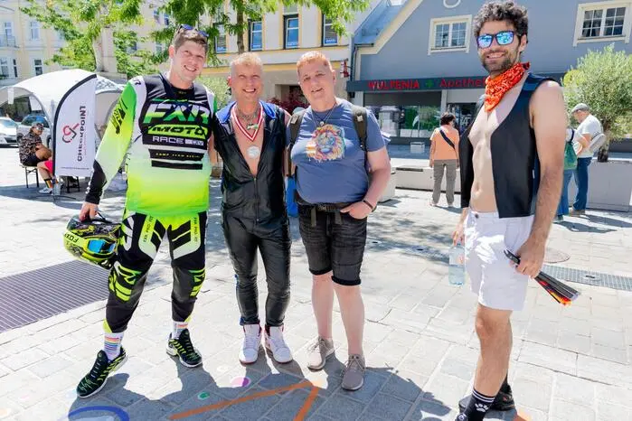 Die Organisatorinnen betonten, dass die Pride neben dem Partycharakter vor allem auch als Demonstration zu verstehen ist. Angesichts gesellschaftlicher Entwicklungen und zunehmender Anfeindungen gegenüber queeren Menschen sei Sichtbarkeit wichtiger denn je.

