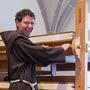 Pater Martin lacht immer und überall. Sowohl die Gläubigen, als auch der Bischof schätzen seine offene und unkonventionelle Art