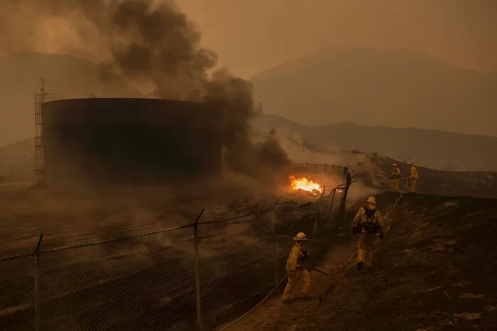 Bei extremer Sommerhitze und heftigen Winden in dem trockenen US-Westküstenstaat breitete sich das Feuer rasch aus.