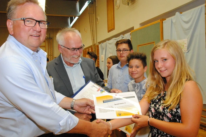 Dazu kommt auch noch der Schulchor und die Jugendmusikband mit Franz Schober. Auch da schneite es schulinterne Urkunden. Und seitens des Landesschulrates gab es Dankesurkunden für die Fachlehrerinnen Michaela Moser und Roswitha Jarz.