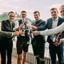 Zum Wohl! Sparkassen-Chef Franz Kerber mit den Siegern Loder-Taucher, Frühwirth, Weber, Dietrich und Lackner