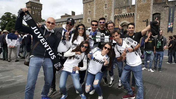 Die Fans von Juventus Turin und Real Madrid feiern bereits Stunden von Anpfiff des Champions-League-Finales in Cardiff. Klicken Sie sich durch die Bildergalerie.
