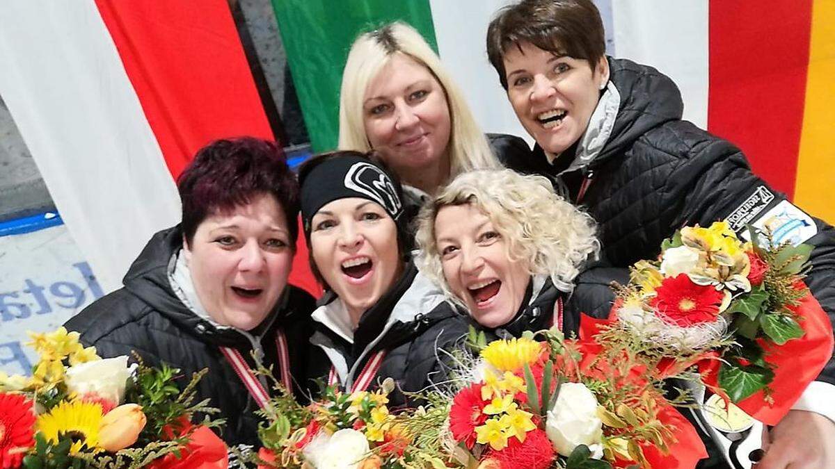 „Wir sind bis in die Staatsliga durch- marschiert“ – Beatrix Köck, Claudia Bergmann, Angelika Gollner, Elisabeth Kotnig und Annemarie Puffinger (von links)