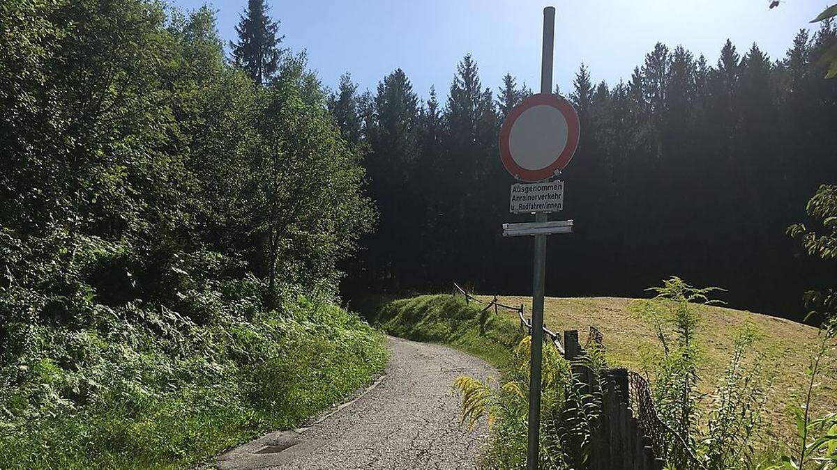 Wer genau am Totenweg unter den Begriff Anrainerverkehr fällt, ist unklar