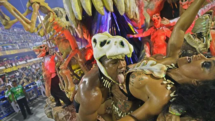 Mit spektakulären Kostümen und Trommelklängen ist in Rio de Janeiro die Parade der besten Sambaschulen auf ihren Höhepunkt zugesteuert.