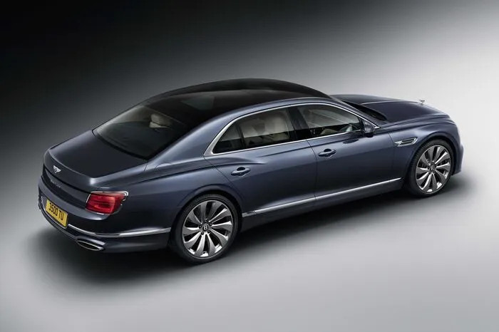 Davon abgesehen steht die Limousine auf einem neu entwickelten Chassis aus Aluminium und Verbundmaterialien mit einer 48-Volt-Elektronikarchitektur und einer dreikammrigen Luftfederung.