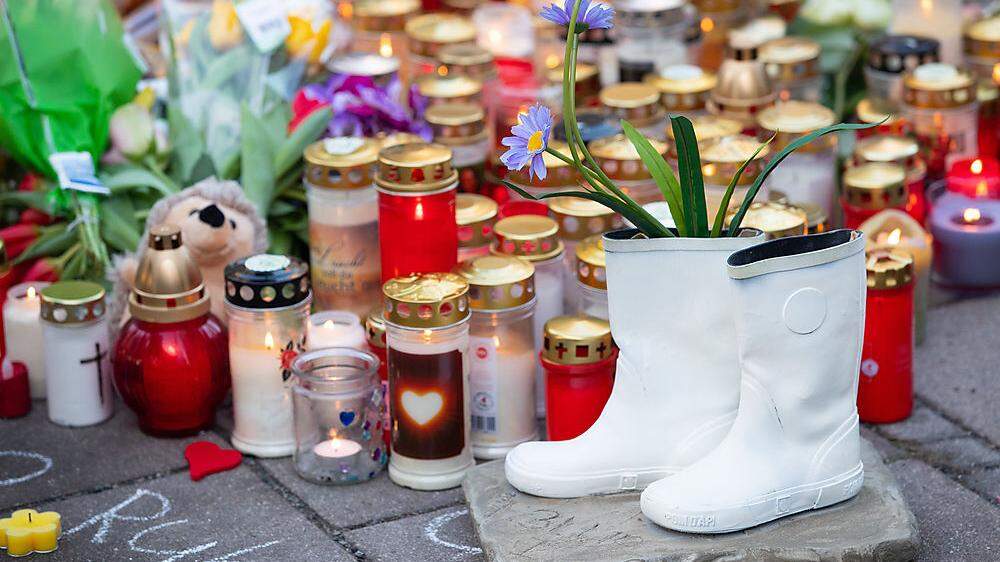 Kerzen und Blumen an der Unfallstelle für den getöteten neunjährigen Schüler