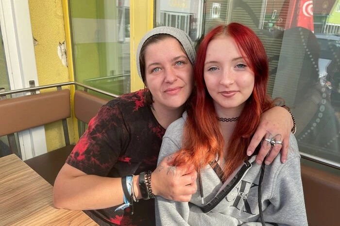 Katharina Winkler, Leutschach an der Weinstraße (am Foto mit ihrer Tochter): "Ich habe das Wahlergebnis für Leutschach im Radio gehört und gefeiert. Van der Bellen ruiniert unsere Wirtschaft."