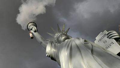 Der dänische Künstler Jens Galschiot gestaltete diese Replik der Freiheitsstatue - als Symbol für die USA als Klimaschutz-Verweigerer