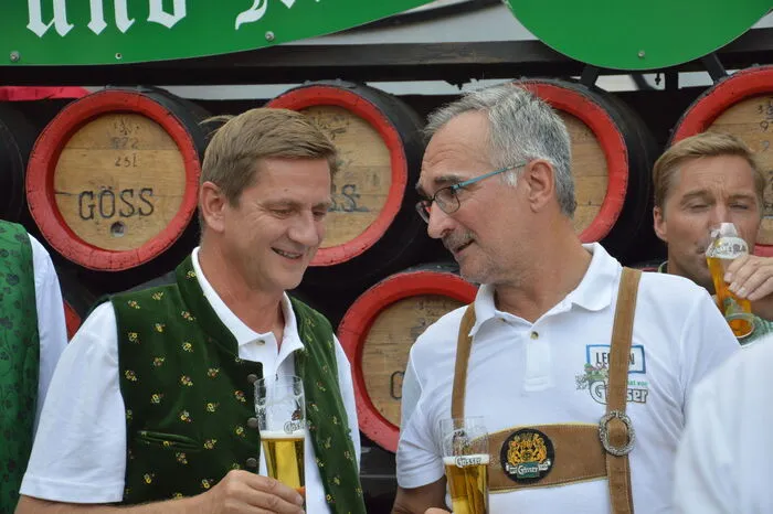 "Ein Bier braucht eine Heimat", ist Gösser Braumeister Andreas Werner der Überzeugung: "Österreichs bestes Bier" habe diese laut ihm in Leoben gefunden. Im Bild Werner mit Bürgermeister Wallner (links).
