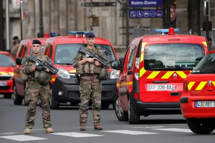 Der Angriff im Polizeihauptquartier sei in dieser Form beispiellos. Die Anti-Terrorstaatsanwaltschaft sei zunächst nicht eingeschaltet worden.