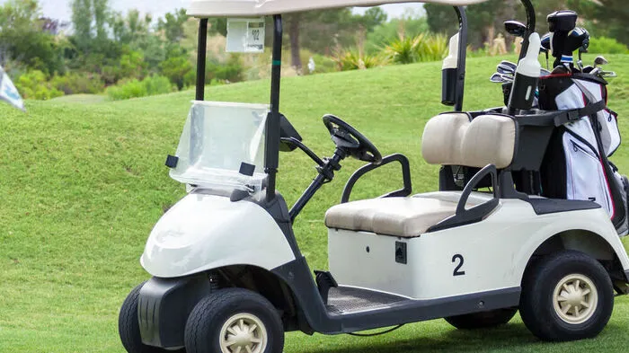 Ein Golfcart kippte um und traf  einen jungen Mann (Sujetbild)