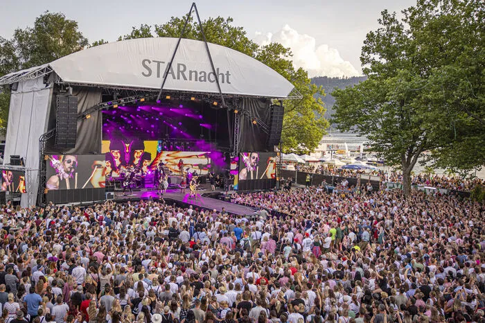 Umwerfend fand am Ende auch der Künstler sein Konzert - er legte sich vor den Zugaben auf die Bühne und genoss den Applaus.