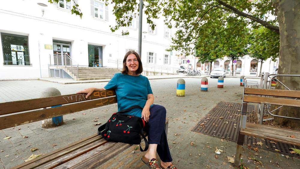 Elke Kahr am Platz der Begegnung im Gries: In der Mittelschule St. Andrä hat sie seinerzeit selbst die Schulbank gedrückt, im Bad zur Sonne gegenüber schwimmen gelernt