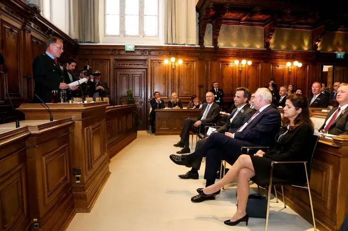 Der "an Lebenserfahrung reichste" Mandatar leitet traditionell bis zur Angelobung des Bürgermeisters die Sitzung...
