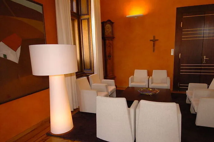 Ein Kreuz an der Wand, rot gestrichen, großzügige Designer-Möbel: Damit räumte Nagl mit dem sachlich, abgewohnten Stil seines Vorgängers auf.