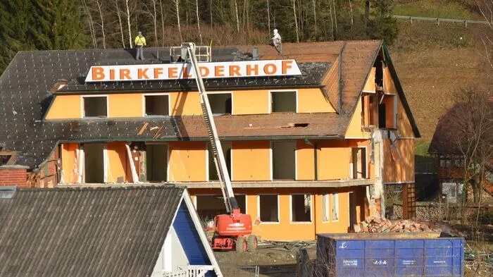 Vor gut einer Woche wurde damit begonnen, den Birkfelderhof abzutragen.
