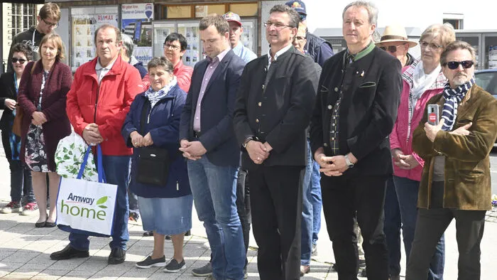 Unter den vielen Zuschauern: Seebodens Bürgermeister Wolfgang Klinar, Bürgermeister Christian Hecher aus Bad Bleiberg, Olympiasieger Thomas Morgenstern und Labg. Ferdinand Hueter.