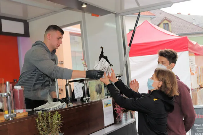 Unter dem Motto „Genuss aus aller Welt“ konnten die Besucher an zwei Tagen bei 37 Food Trucks und Köchen internationale Köstlichkeiten verkosten.