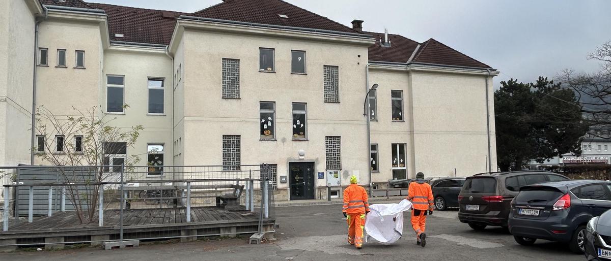 Im Innenhof der Volksschule ist jetzt genug Platz, Fahrzeuge der Eltern müssen jetzt draußen bleiben