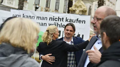 "Tango korrupti" auf dem Alten Platz in Klagenfurt. "Jetzt"-Wahlkampfauftakt mit Rudolf Mang (2. von rechts)