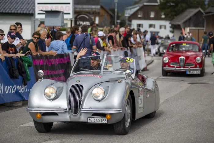 Aus der Schweiz haben Mario Illien und Daniel Mauerhofer ihren Jaguar XK120 mit in die Steiermark gebracht.