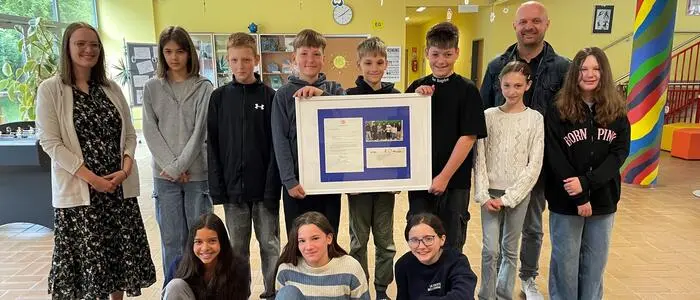 Die Englischgruppe mit Lehrerin Judith Steinwidder (links) und Schuldirektor Marco Krätschmer