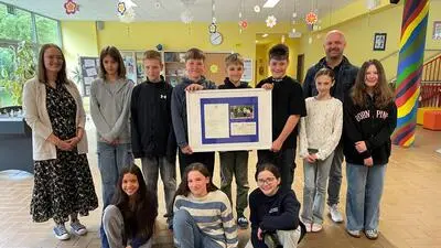 Die Englischgruppe mit Lehrerin Judith Steinwidder (links) und Schuldirektor Marco Krätschmer