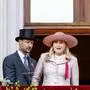Kronprinz Haakon und Kronprinzessin Mette-Marit stehen auf einem Balkon. An der Brüstung sind Pflanzen und kleine norwegische Flaggen angebracht