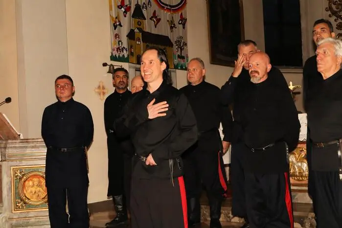 Nach der Begrüßung durch Karl Farmer und Bürgermeister Roman Neumann präsentierten die elf Sänger unter der künstlerischen Leitung von Wanja Hlibka mit ihren eindrucksvollen und kraftvollen Stimmen einen Querschnitt aus Kirchenmusik und bekannten Volksliedern.