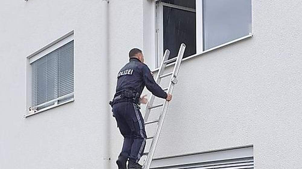 Durch das zum Lüften geöffnete Fenster konnte ein Polizist einsteigen 